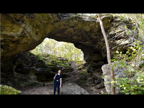 Gewaltiges Felsentor und hohe Felsklippe im Saaletal - Die Teufelsbrücke und die Bohlenwand.
