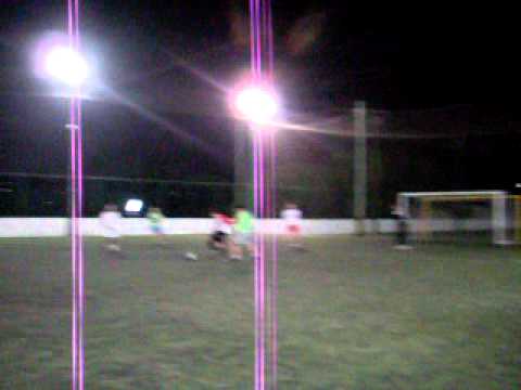 roubada de bola do douglas, perfeito lançamento do guilherme e belo gol do fabricio.AVI