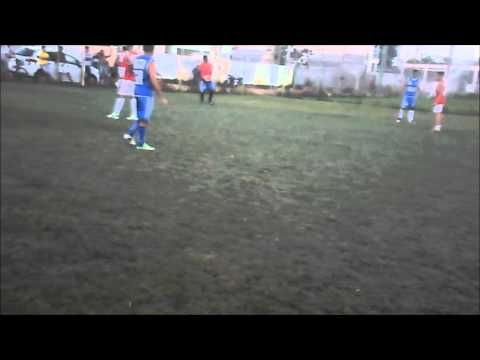 Goleiro do Azulão presenteia Everton,jogando a bola nos pés do Artilheiro