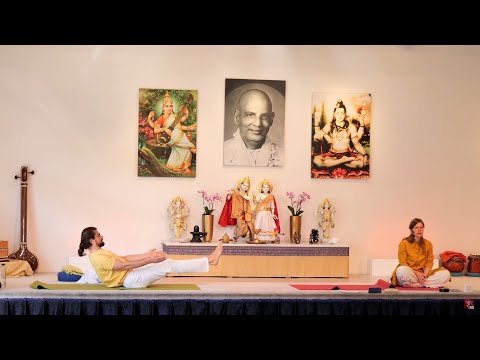 Yogastunde Mittelstufe "Bhakti-Puja-Yogastunde" mit Manuela  - Yoga Vidya Live,  03.04.22, 09:15 Uhr