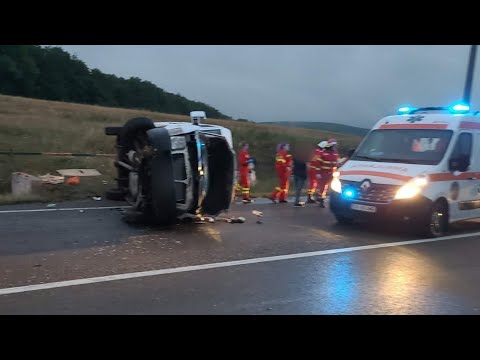 Dubă răsturnată la Ilișești. Două persoane rănite