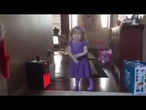 Em bé nhảy siêu cute