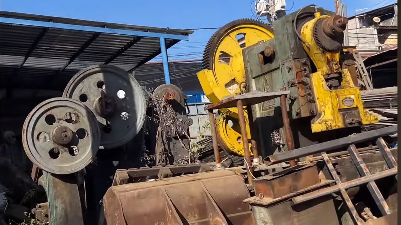 OLHA O QUE ENCONTREI NESSE FERRO VELHO CAÇANDO RELÍQUIAS MÁQUINAS