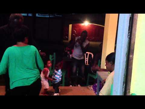 cameroun 2012 2013 shaynice qui danse avec son cousin devon au bar de sa grand mere