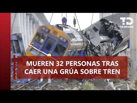 Grúa colapsa sobre tren de pasajeros y lo descarrila; hay 32 muertos