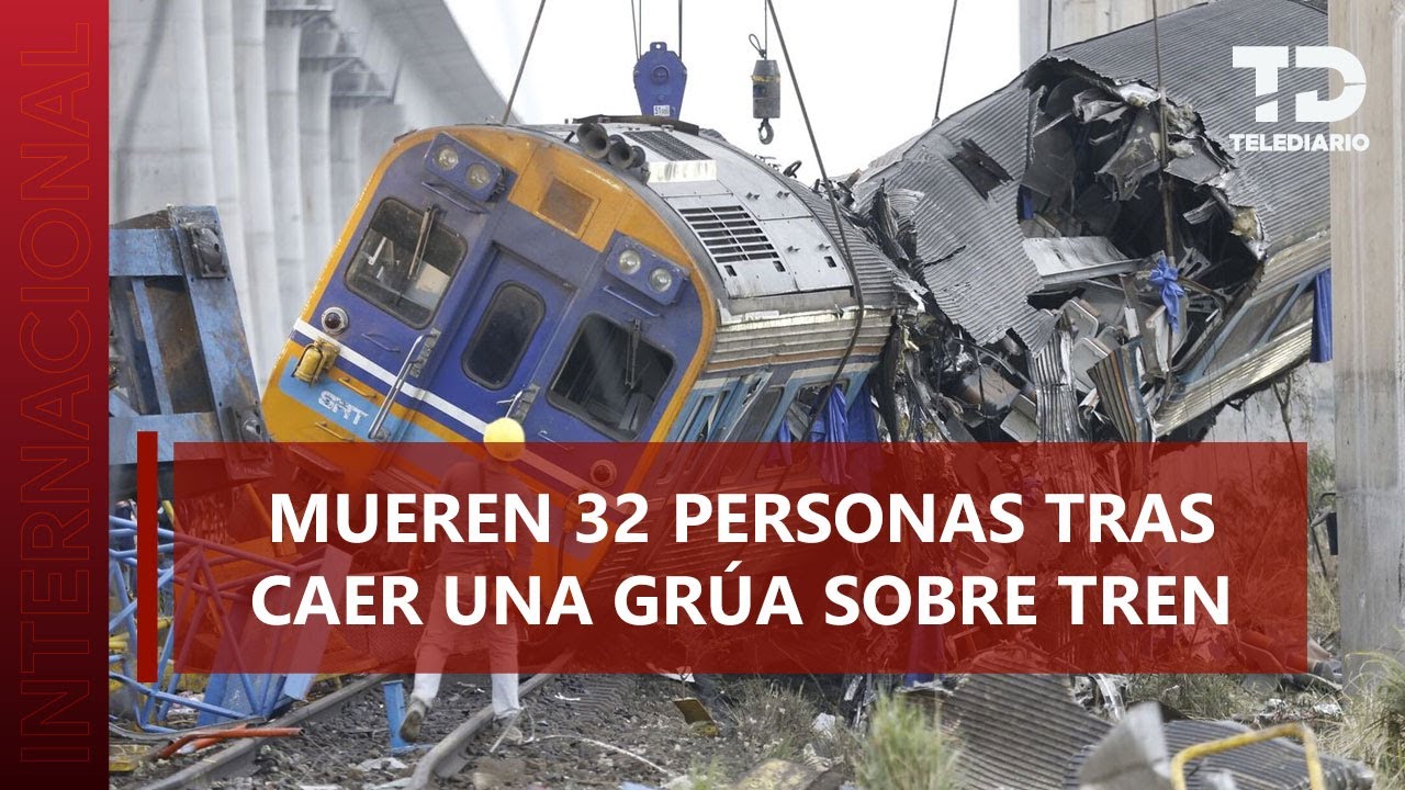 Grúa colapsa sobre tren de pasajeros y lo descarrila; hay 32 muertos