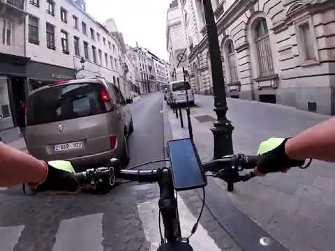 Car vs Cyclist, Idiot Cuts Off Cyclist