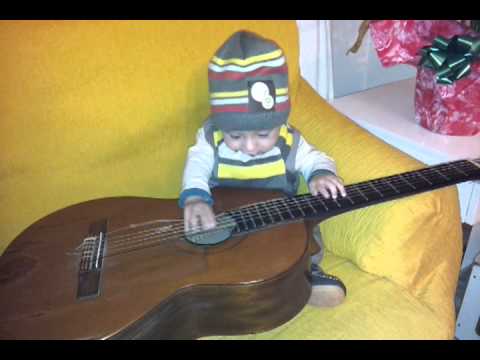 Bebe tocando la guitarra