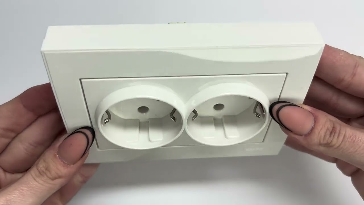 Розетка двойная с/з LEZARD Rain белая 703-0202-127B 