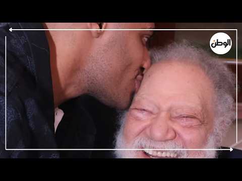 قبل رأسه.. محمد رمضان يلفت الأنظار مع يحيى الفخرانى ويوجه رسالة مؤثرة له