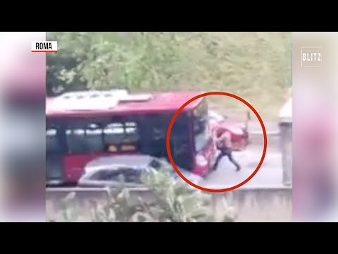 Roma, autista Atac punta e investe un uomo