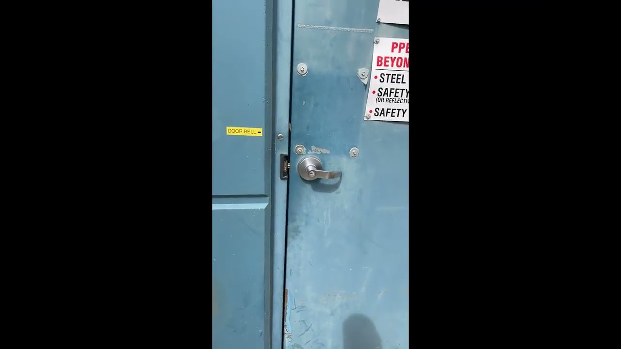 Golden Retriever Opens the Door for Delivery Man || ViralHog