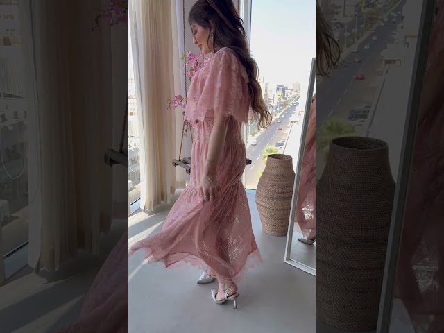 فستان طويل طبقات دانتيل على حزام ورود