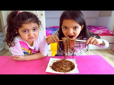 , title : 'Masal and Öykü eats Black Noodles , Mommy feeds kids'