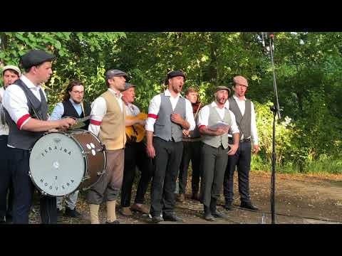 Białe róże - Ferajna z Hoovera w Niepodległa. Miejsce spotkań