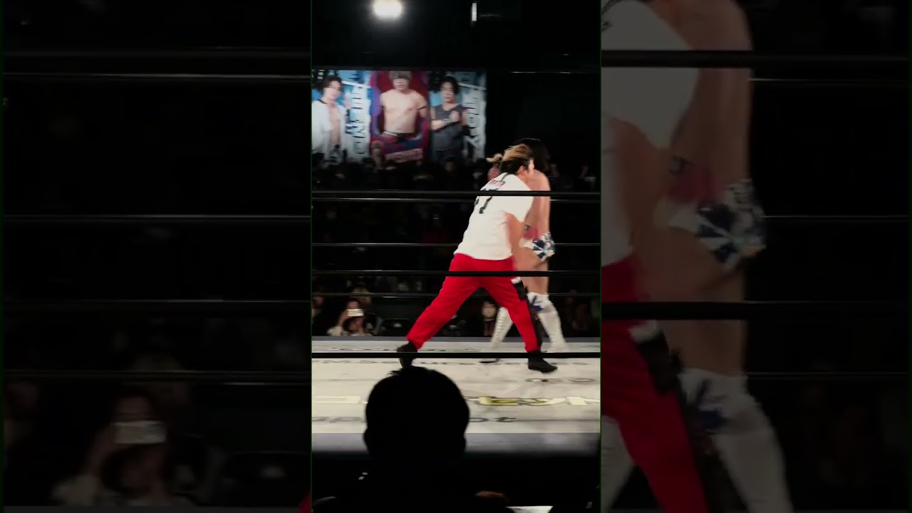 勝俣瞬馬がドロップキックを見舞うと上野勇希が勝俣のロープワークを補助して走らせるも決着はつかず… DDT「花より熱波5〜世界に一つだけのサウナ〜」2026年2月14日 #勝俣瞬馬 #上野勇希