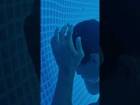 SKORO JE SLOMIO VRAT U BAZENU