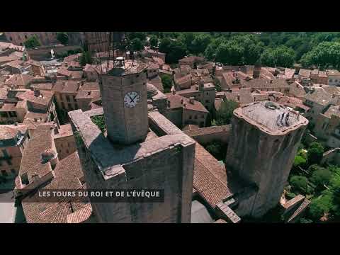 Au cœur de la ville d'Uzès, la Florence gardoise, on peut visiter le Jardin médiéval et ses tours, découvrir 450 espèces végétales utilisées au Moyen Age, des bâtiments historiques datant du 12ème siècle, des expos artistiques, et admirer un paysage sublime sur la ville et ses environs