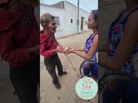 Regalando en las calles de San Antonio de los Baños  #cuba #ayuda #solidaridad
