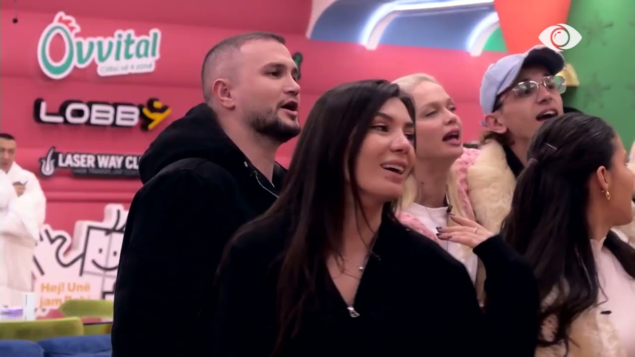 Nën ritmet e muzikës banorët, kërcejnë e këndojnë kengën ‘Lule bore’