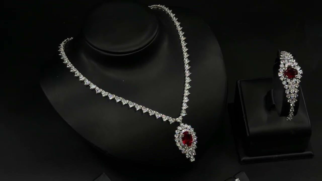 Royal accessory set with a luxurious red stone
