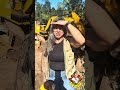 ENGENHEIRA PAOLA FALA SOBRE A COLOCAÇÃO DE TUBOS NA ESTRADA MARTA MARIA DE JESUS PENSA NUM BO