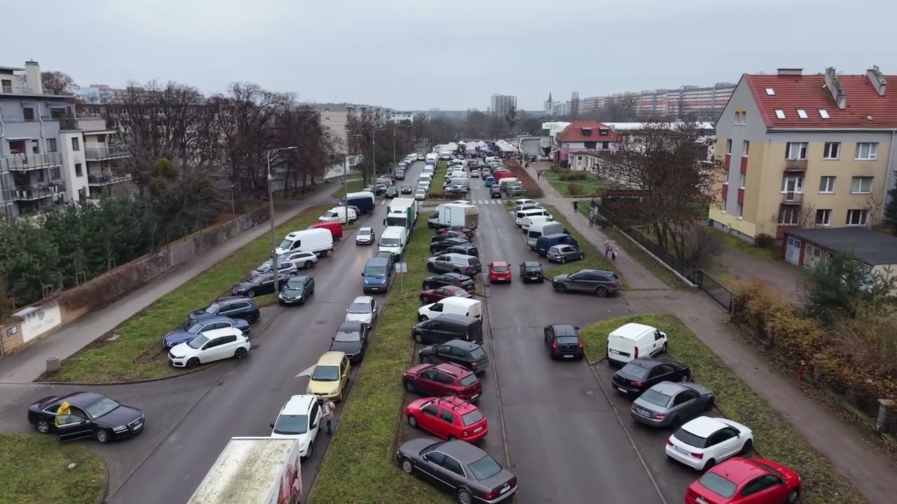Ulica Krzywoustego w dzień targowy - swobodny lot