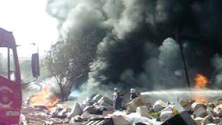 preview picture of video 'fogo em deposito de reciclagem no jd catedral em Paiçandu,novas imagens.'