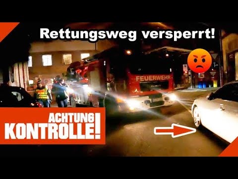 In an emergency, it's TERRIBLE! 😱 Illegally parked cars are blocking EMERGENCY EXITS! |1/2| Kabel...