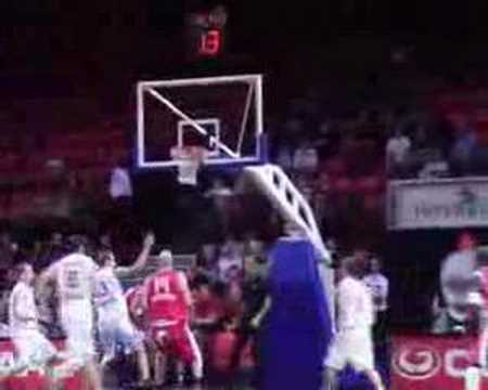 14 03-10-07 BvB BCO-Ninane - Score van Chuck Davis, assist C