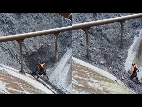 It's a bit difficult for the cargo ship to unload 5,500 tons of phosphate rock.