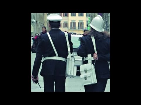 Firenze. Scritte sul muro del Comando della Polizia Municipale