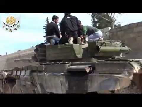 تجهيز الدبابات للمشاركة في معركة فك الأسرى من قبل جيش المهاجرين والأنصار في مخيم حندرات في محافظة حلب