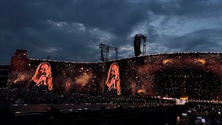 Download lagu Adele in Munich “Love In The Dark” LIVE München Messe 03/08/24 mp3