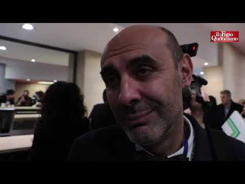 Lega, al congresso tra il dito medio di Bossi e l'addio a 'Nord': "Ma basta con 'sti 49 milioni"