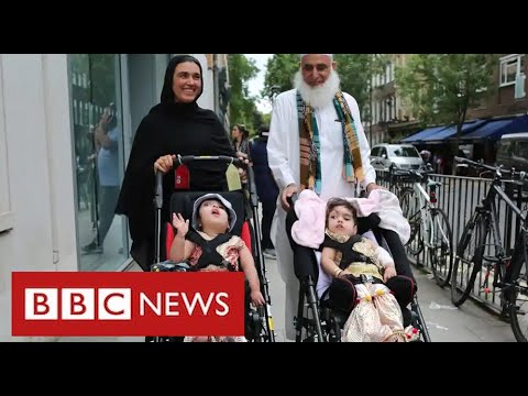 分離的雙胞胎Marwa和Safa經過幾個月的治療後回家 - BBC News (Separated twins Marwa and Safa return home after months of treatment - BBC News)