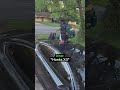 Hombre Salta Sobre Un Coche Para Evitar A Un Perro