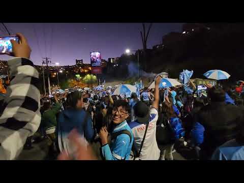 "Caravana de la hinchada de Bolivar antes del partido contra Palmeiras" Barra: La Vieja Escuela • Club: Bolívar