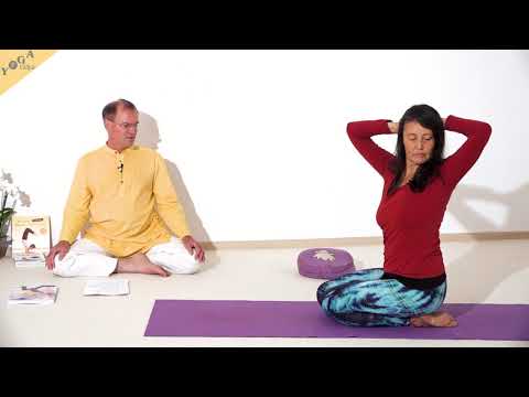 Drehsitz im Knien mit gefalteten Händen hinter dem Kopf - Yoga Asana Lexikon