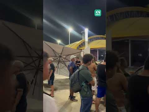 Carros colidem e um deles invade barraca de praia na Beira-Mar de Fortaleza; vídeo