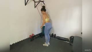 Extensión de tríceps cruzada con goma cerrada