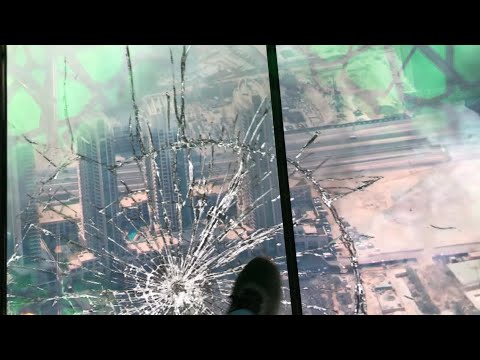 Burj Khalifa - cracking glass floor