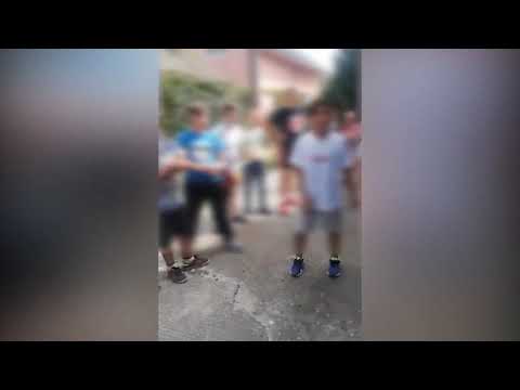 Imagini revoltătoare!! Copii puși să sărute asfaltul făc&acirc;nd mătănii! "Cine nu rezistă două ore, să ia pampers dacă vrea la toaletă". Patriarhia Rom&acirc;nă nu-și asumă nimic!