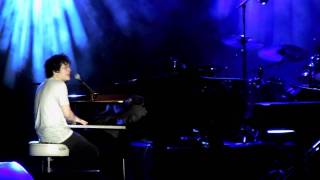 Jamie Cullum - Singing in the Rain / Umbrella - Live in Cognac 2011