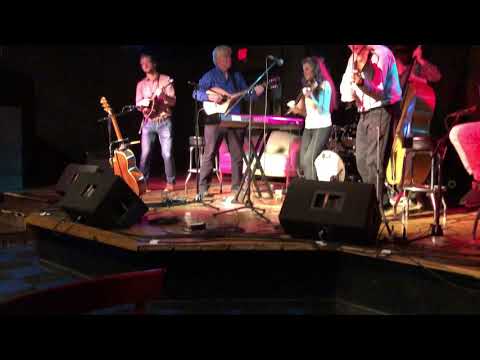 Mags McCarthy - Fiddle Performance (with random duet partner)