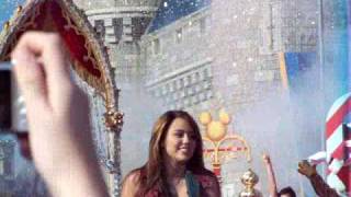 Santa Claus is Coming to Town - Miley Cyrus (ABC christmas day parade filming)