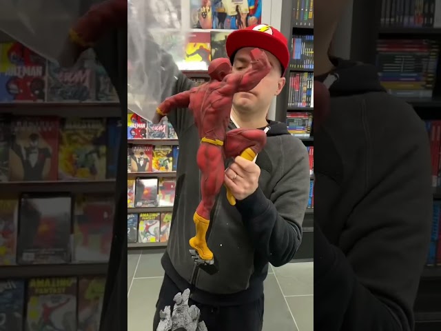 Vídeo relacionado con SD Toys - Cojin Cuadrado 45x45cm envasado vacio Superman simbolo Universo DC