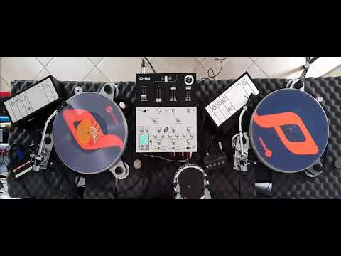 dj GHELLO and Micro Seiki DQX 1000 turntables
