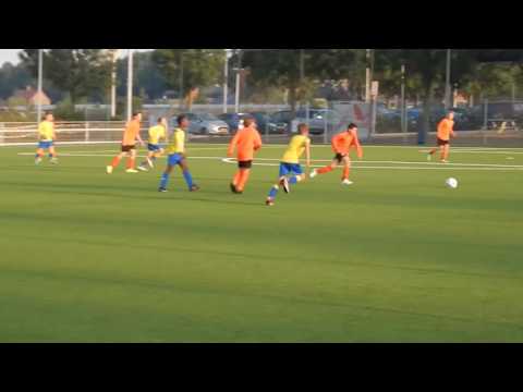 Desto verdedigt meer naar voren, skills en voorzet Moss.