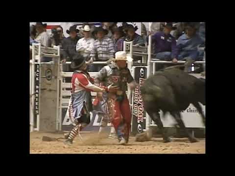Juice Monkey steps on Bubba Dunn - 00 PBR Ft. Worth